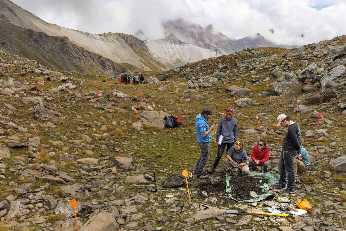 Des étudiants en formation sur le terrain © CNRS Thibaut Vergoz