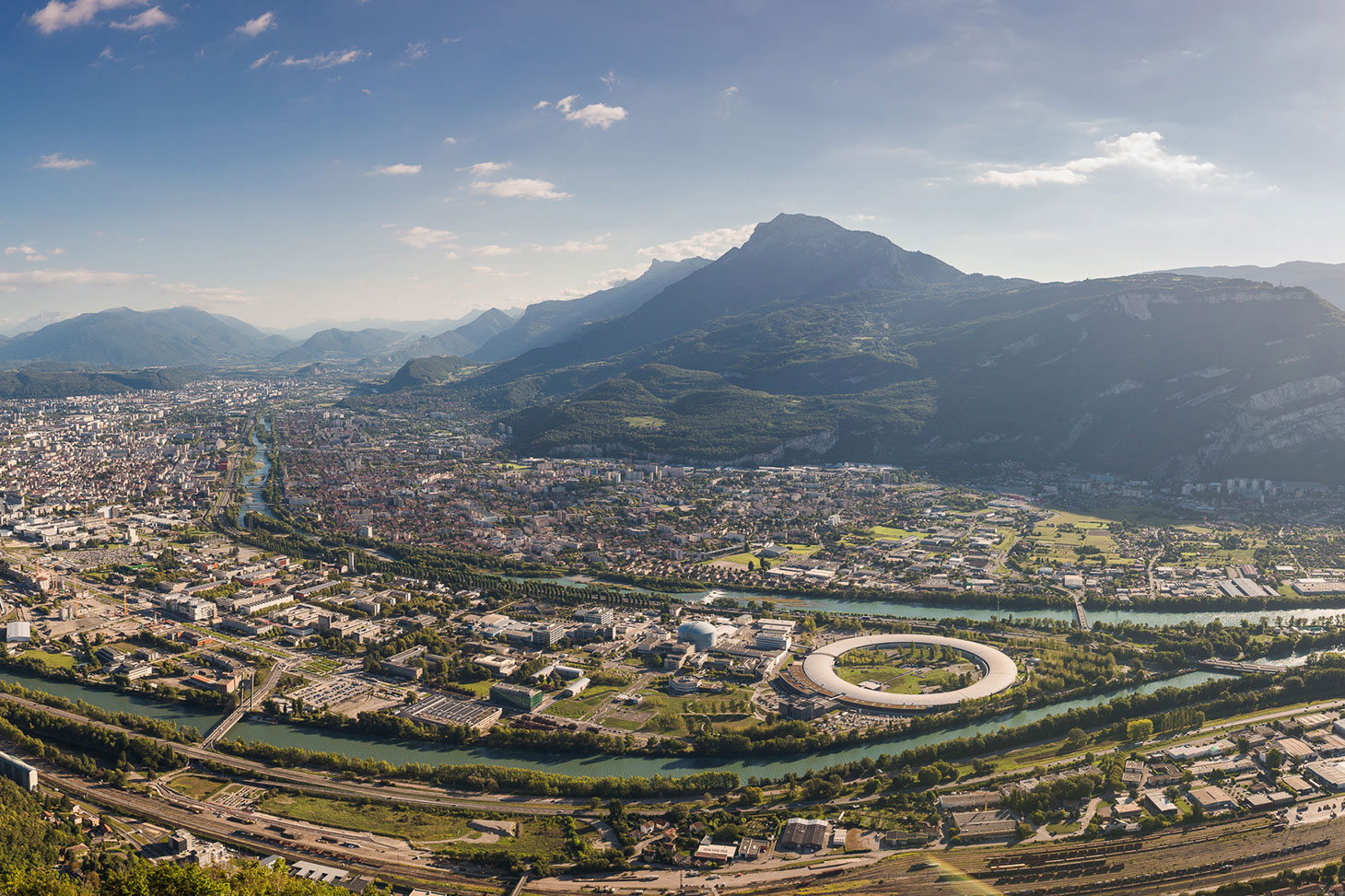 Vue panoramique de la ville de Grenoble et de la Presqu'ile scientifique. © Pierre Jayet 